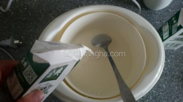 把酸奶桶用开水烫下擦干净，放入酸奶加少许牛奶搅匀