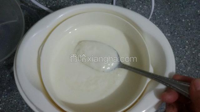 时间到酸奶自制完成，完成后加入糖拌匀即可