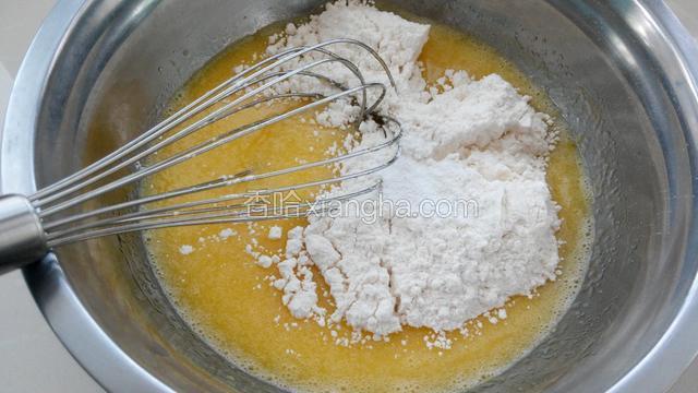 再放入低筋面粉和泡打粉。