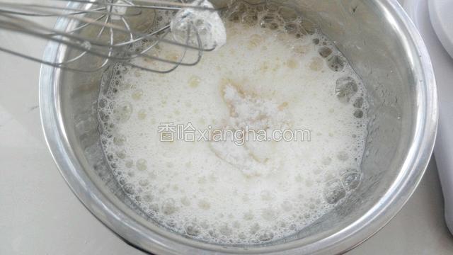 用电动打蛋器中速打成鱼眼泡泡后放入30克白糖继续打。