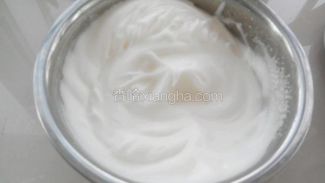 打成这种有尖状但是直立不了的状态是湿性发泡，再把剩下的糖放进去，换高速搅打。