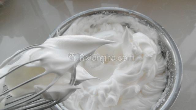 提起打蛋器，呈这种尖尖的可以直立的状态是硬性发泡就可以了。