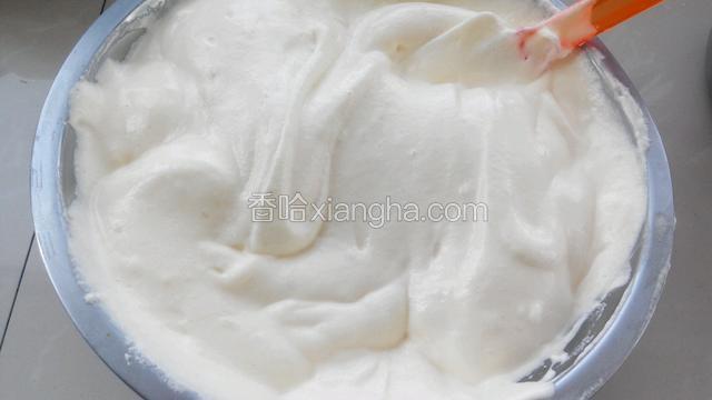 把剩下的蛋白都到进去，继续翻拌。