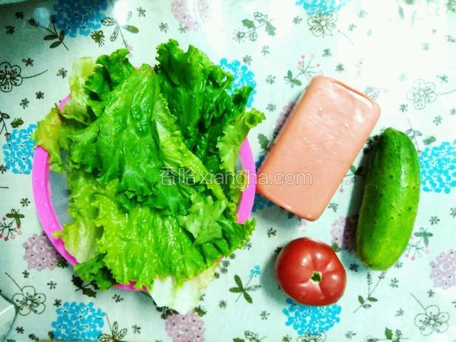 等待期间，准备其他食材。
番茄，黄瓜，生菜叶，洗净。
火腿备用。
