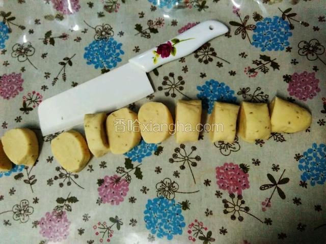 用到切成一小块一小块的面块。宽度以两个指头刚好。
大家按个人适量而定要多少面。