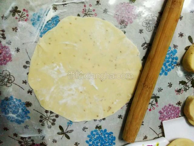 撒些面粉在面板上，防止一会面粘在一起。
用擀面杖将小面块擀圆，擀成盘子大小的圆薄片。
擀的时候注意边缘薄，中间厚一些。 正面和反面都要擀一下，这样比较均匀。