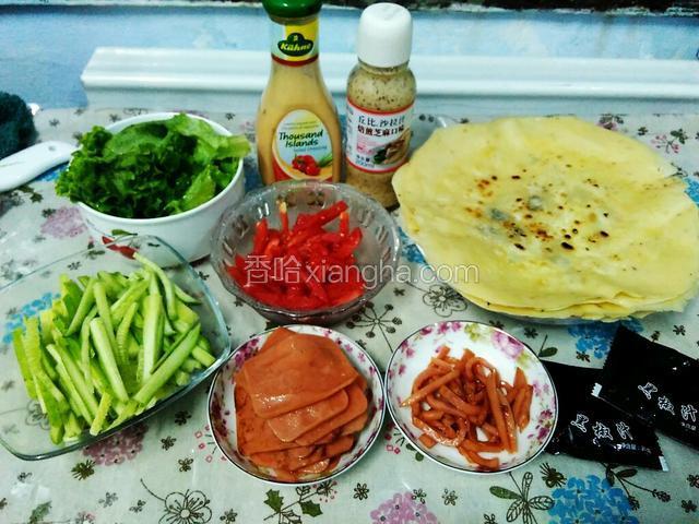 准备好材料，一会准备做卷饼。
可以用沙拉酱，千岛酱，黑椒汁来作为调味。
卷饼需要的酱也可以用甜面酱，黄金酱等。大家按个人喜好选用。