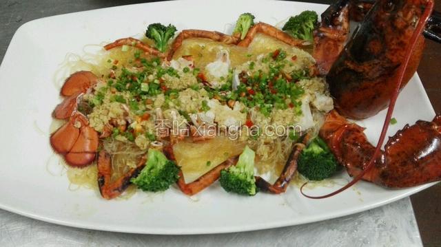 边上摆好西兰花龙虾肉上放小葱浇热油即好