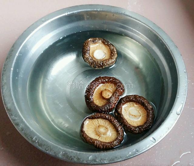 干香菇提前用冷水浸泡一小时以上。（着想要炒的，可以用温水浸泡）