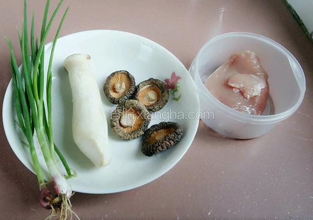 备齐食材。