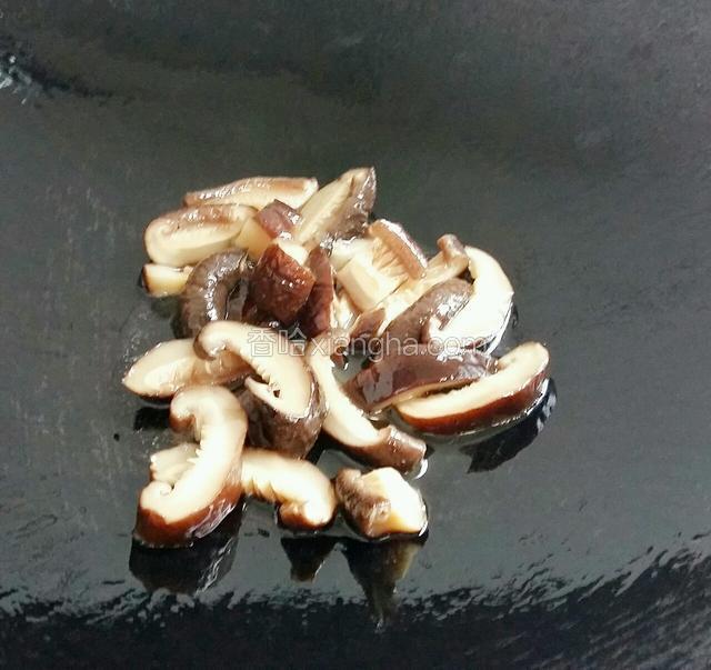 锅热，倒适量花生油。油五成热，放香菇进去翻炒片刻。