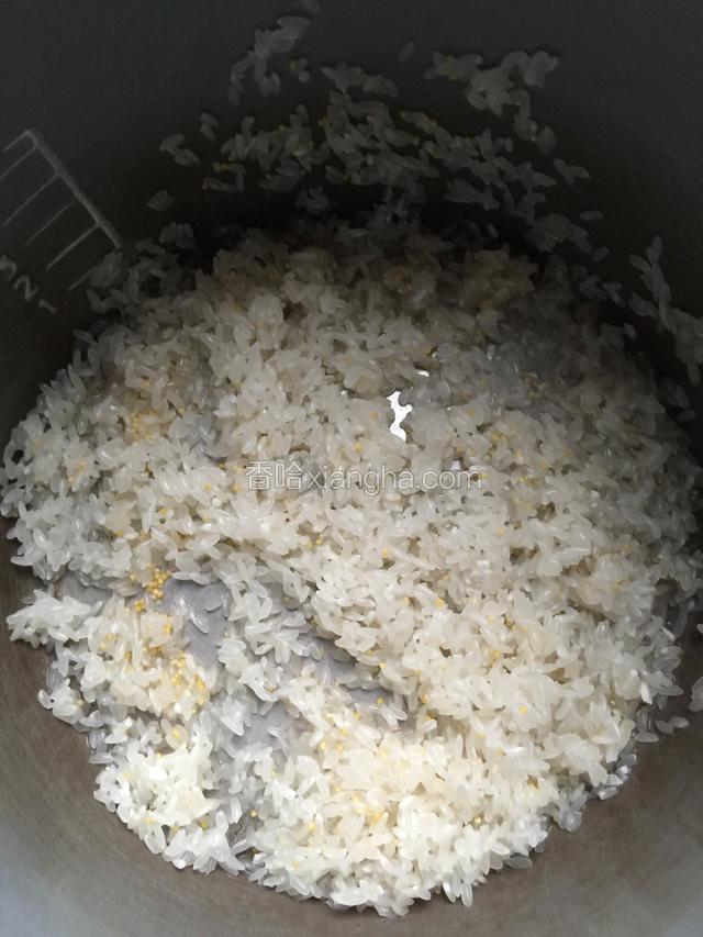 大米，洗净，加水入锅，大火烧开，小火慢炖。