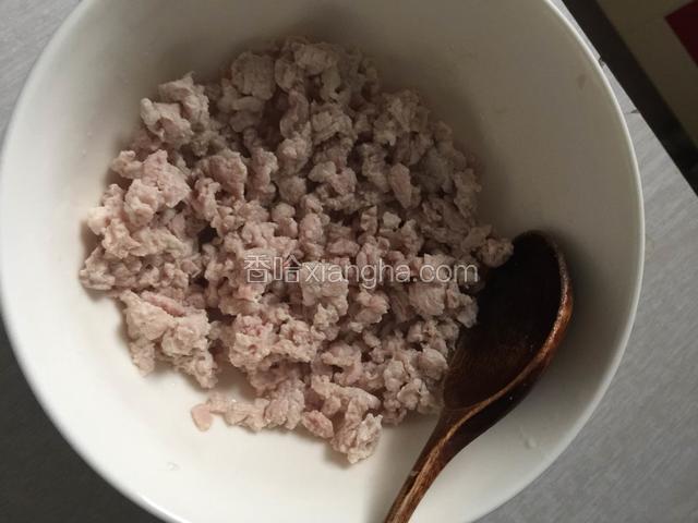肉沫加热水烫一下，这样为了去血水，也免得生肉倒锅里不好分开，变成一大坨