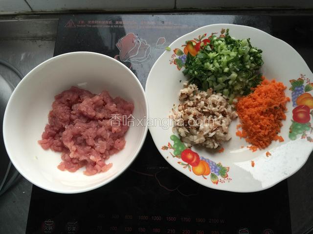 大米慢炖的同时，把肉、油菜、香菇、胡萝卜、香葱分别切碎