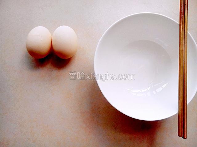 准备两个鸡蛋一个中碗