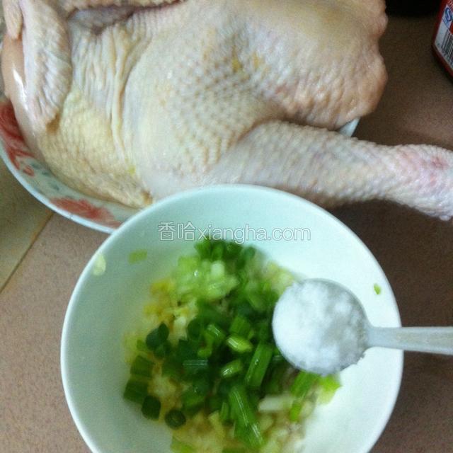 如图：将切好的蒜蓉，葱，姜放入碗中，加入两勺盐，少许食用油，搅拌均匀