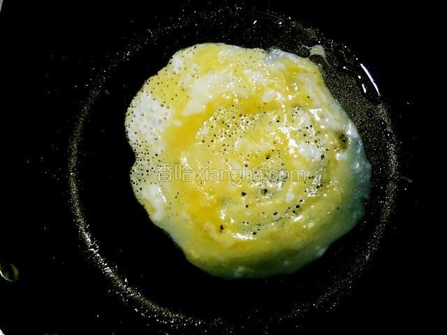 起锅，锅底刷一点油。
倒入蛋液，摊蛋皮备用。