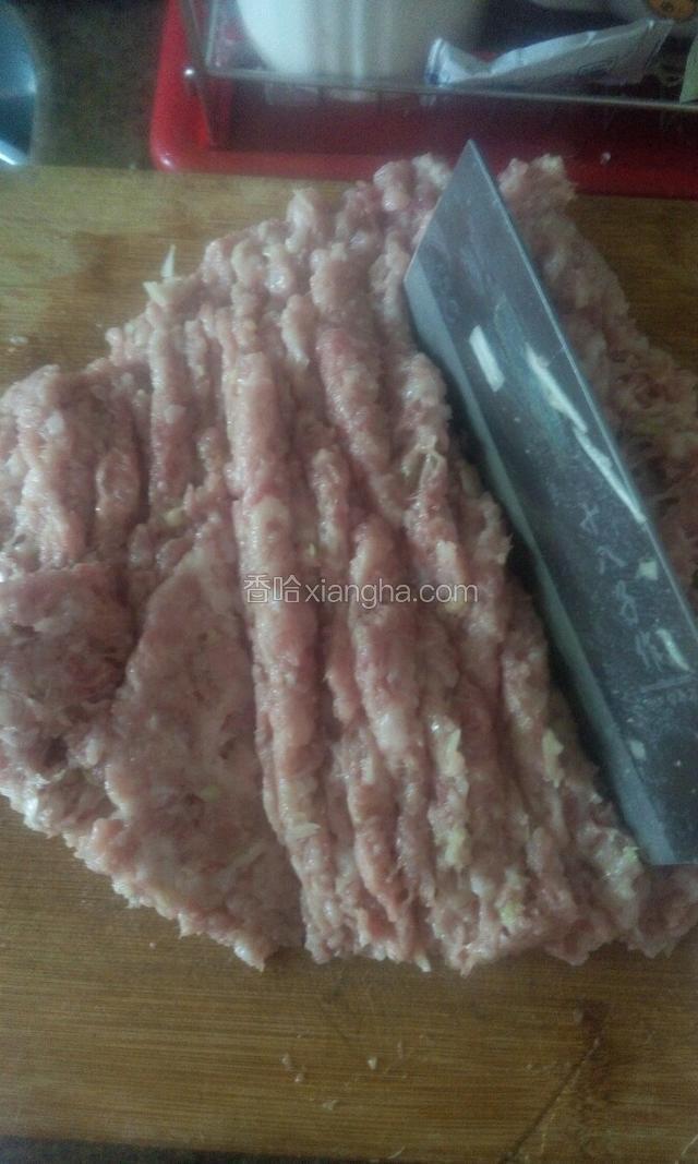 将买好的上肉加葱姜剁碎放入盆子里待用！