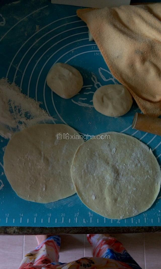 把皮擀好（皮要中间厚两边薄）