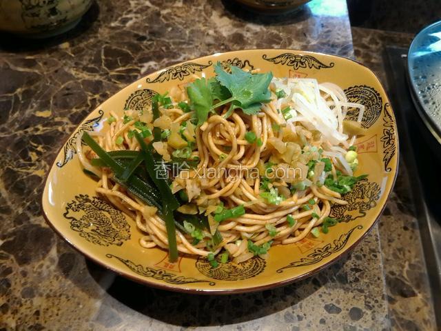 将调制的冷面，装盘即可