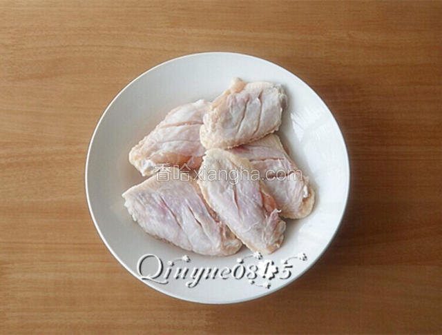 鸡翅内侧划几刀

