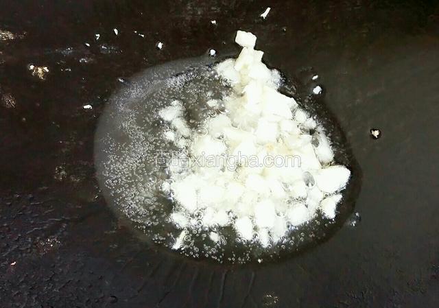 锅热，倒适量花生油。油五成热，放蒜蓉进去，翻炒出香味。