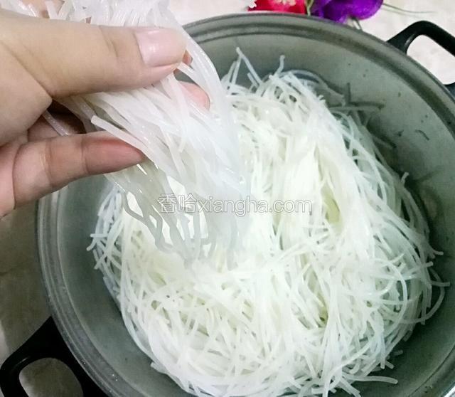 然后沥干水用剪刀，剪成长段