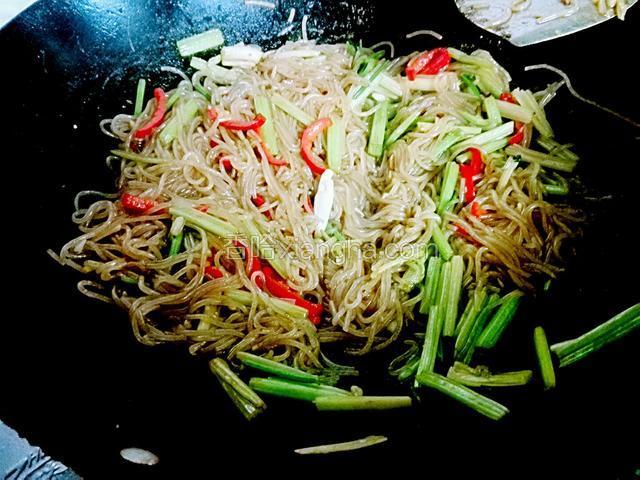 最后加入半勺子盐炒到熟，粉条软即可出盘