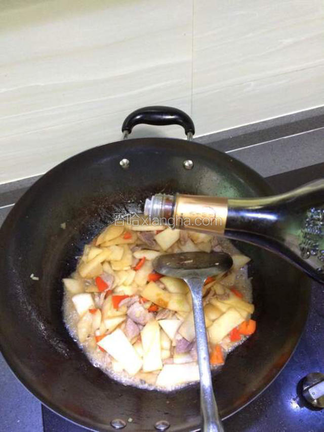 加入肉片翻炒片刻后，加入适量生抽继续炒，如果喜欢吃熟一点的可多炒一会。如果喜欢那爽口的味道就可以撒上葱花出锅了。