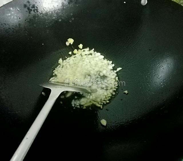 锅预热，放入3勺子茶仔油，油温7成热放入蒜，姜末爆香
