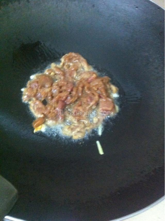 如图：热锅下油，油钱至五成热，放入蒜蓉，姜，腌好的猪肉