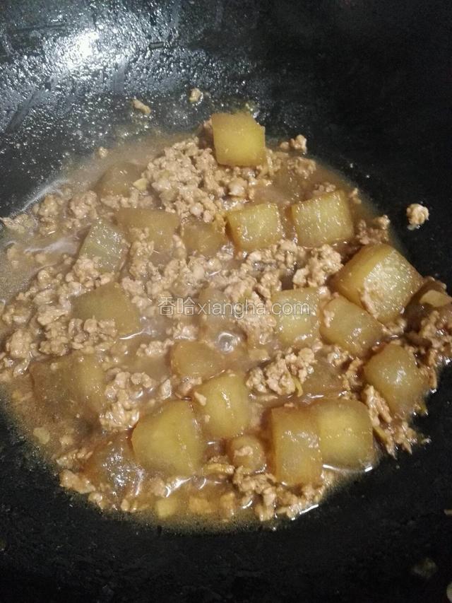 炒至肉熟即可，肉末比较容易熟，大概三分钟左右。