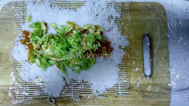 做长条形饭团：寿司卷帘上铺一层保鲜膜，在保鲜膜上均匀铺一层米饭，将上面制作的馅料铺在米饭上，再铺上一些黄瓜丝和青菜碎。然后铺上少量米饭，卷起寿司帘，压实。
做圆形饭团：同样取一张保鲜膜，放入馅料后，像包汤圆那样把饭团揉圆。