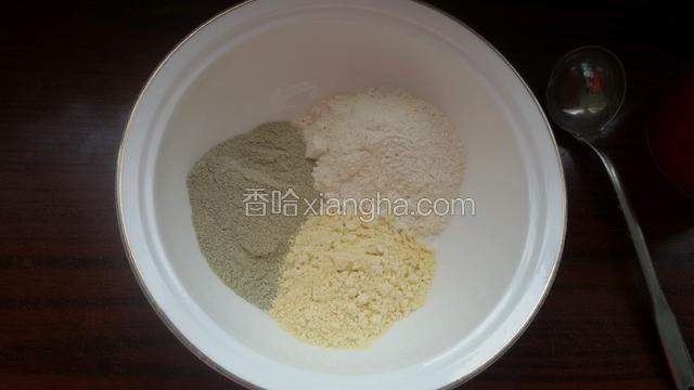 小米面，绿豆面，面粉放入盆中1：1：1来兑入