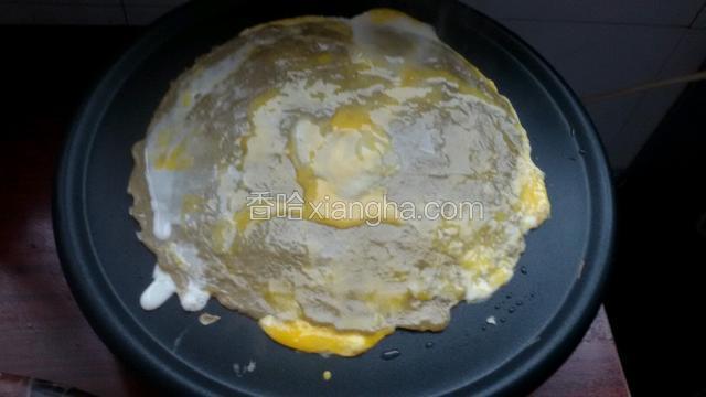 在上面磕鸡蛋推平鸡蛋