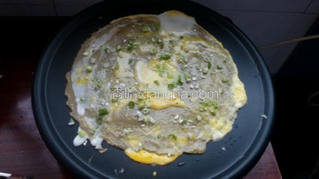 放适量葱碎和香菜碎