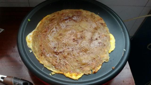 用木铲翻过来，上面均匀抹上调味酱