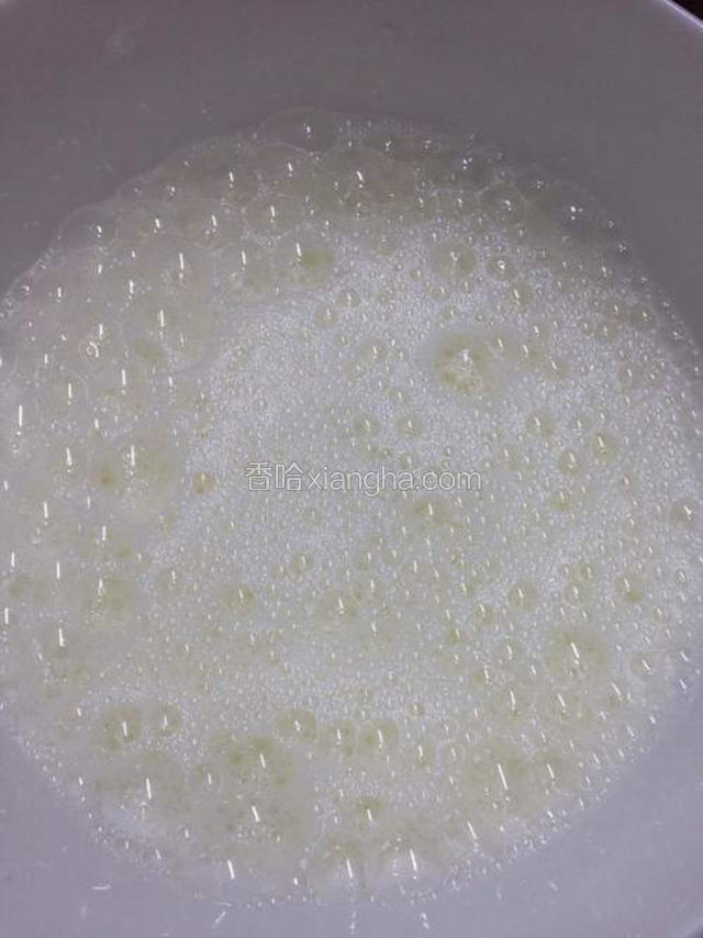 制作蛋白霜：
蛋清中可以加入2滴白醋用电动打蛋器低速搅打至鱼眼泡，加入1/3的糖粉打至泡沫变细腻。