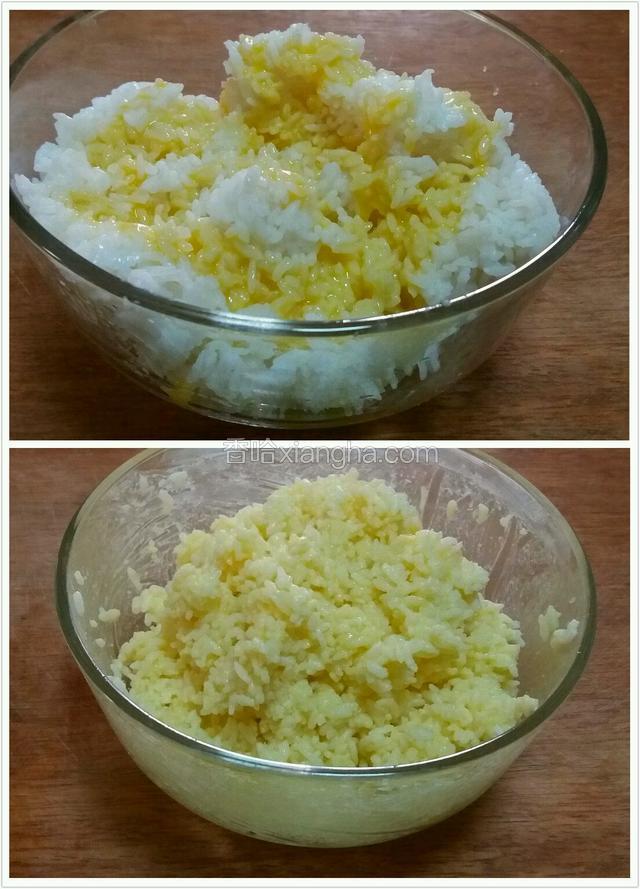 将打散的蛋黄倒入盛米饭的碗，将蛋黄液与米饭拌匀，直至每粒米上都裹上蛋黄液。
