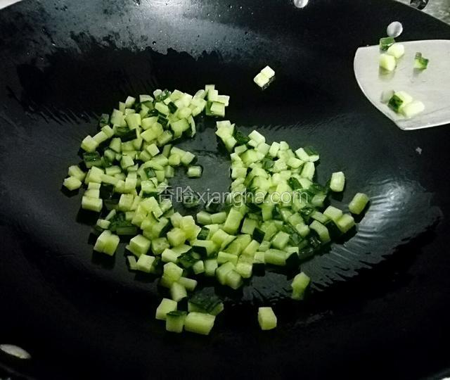 锅预热入2勺子花生油，油温热后倒入青瓜炒软