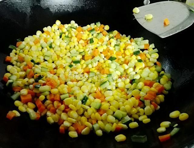 再倒入玉米，胡萝卜炒一下，再放入1勺子盐炒熟即可