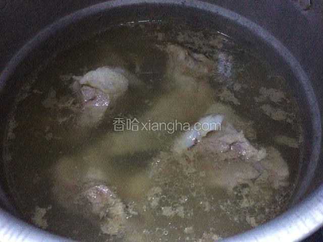 扇子骨洗净，浸泡1个小时，中途换水一二次，冷水直接下锅，放入米酒、姜片和葱白部分，煮开后，姜葱白捞出不要；