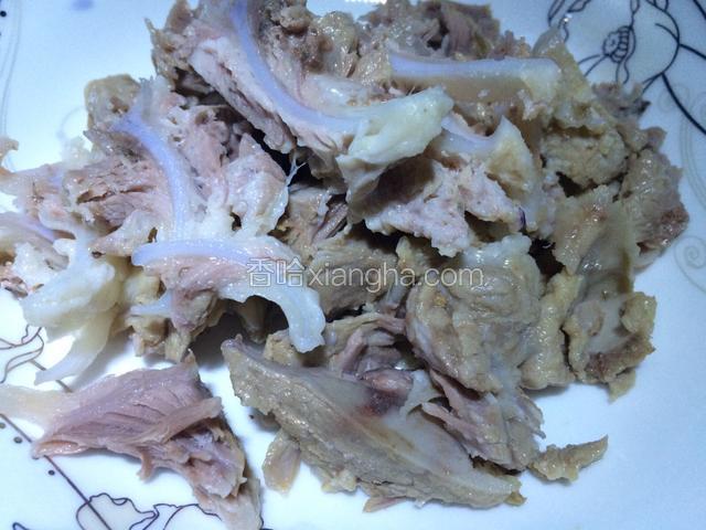 转小火煮1个小时，待肉质熟软关火，捞出放凉后撕成小块，有脆骨部分切成小块；