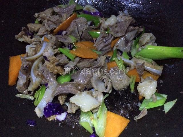 之后放入葱块和拆骨肉块，翻炒均匀后加适量盐，淋一些煮肉汤，滴几滴生抽，再炒匀；