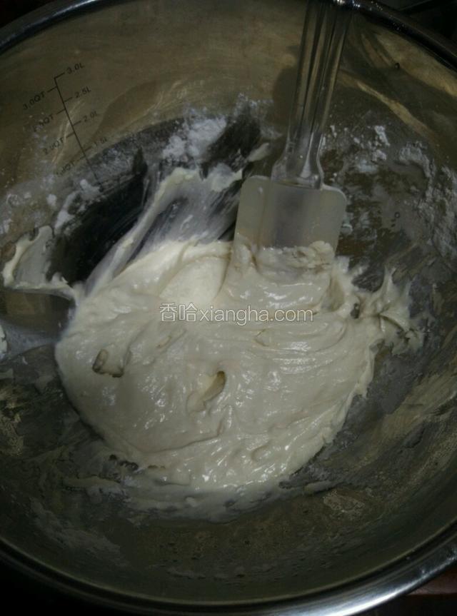 糯米粉粘澄粉混合放糖粉再放橄榄油和牛油搅拌，然后放牛奶搅拌均匀。放蒸锅蒸半个小时。得了以后拿出来趁热搅拌成面团待用。