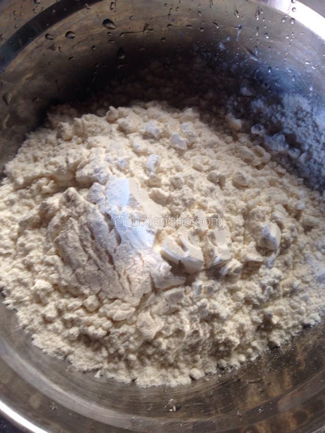 把低筋面粉和泡打粉混合过筛到盘中备用。
