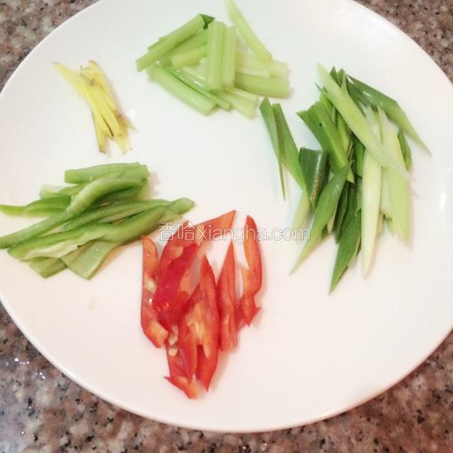 青红椒，蒜苗芹菜，姜切丝备用。