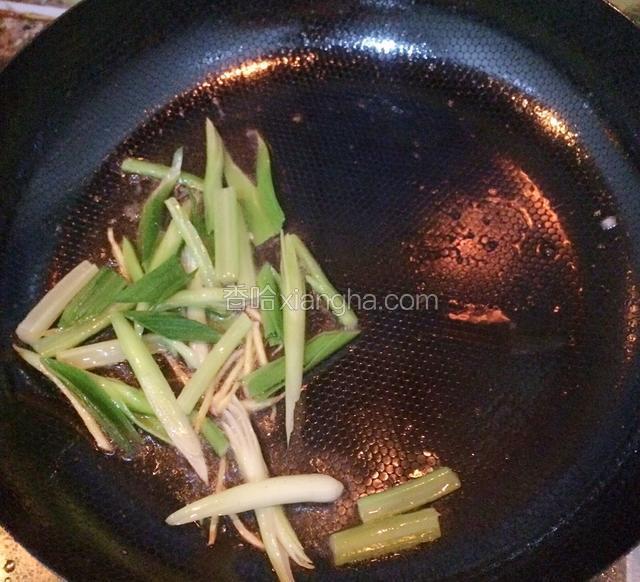 起锅放油，煸香姜丝，蒜苗芹菜。