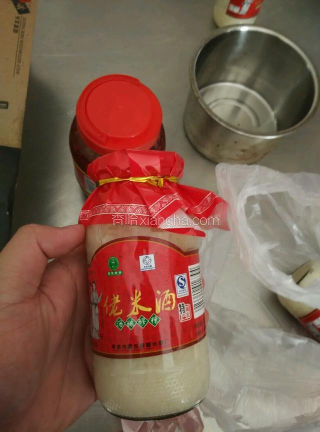 先把锅洗净，用干布把锅和勺子都擦干，然后点火，先把锅热一下，放入三大勺油，等油七分热的时候把鱼放进去，慢慢的用勺子把热油往鱼上浇（在炸的过程中要让鱼在油锅里动起来，防止沾锅）等鱼炸脆了就取出来，把锅里的油倒出来留以备用