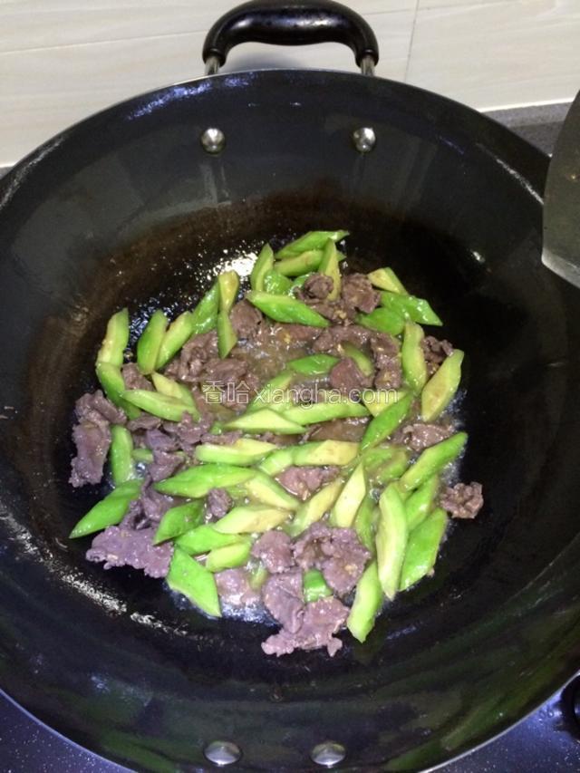 苦瓜快熟时，加入牛肉一起炒。